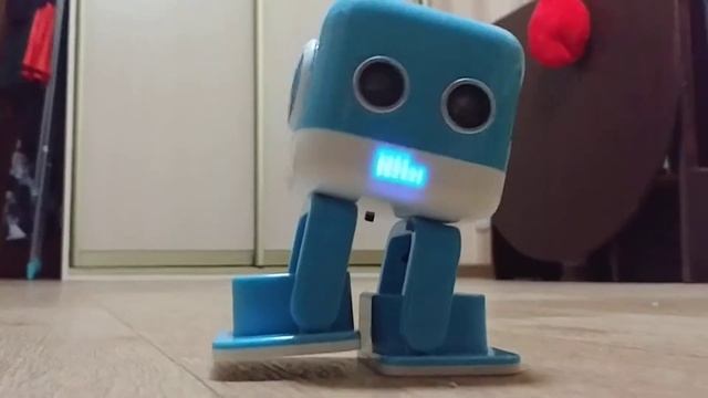 Cubee - танцующий робот смотреть онлайн