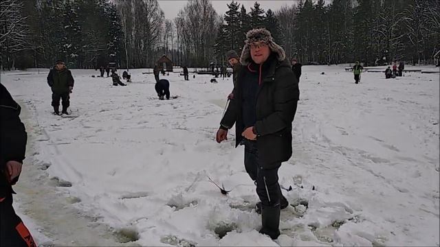 Раздача форели в послеобеденное время на верхнем. Клёвое место Лосиный остров. смотреть онлайн