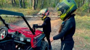 Денис и Диана застряли на упавшем дереве в лесу