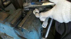 Подгибка крайнего витка мощной пружины к заточному станочку