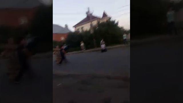 Цыгане нападают на русских. Но при виде съемки делают вид , что они не причем. смотреть онлайн