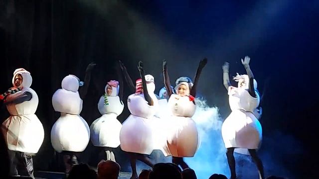 Бомбический танец снеговиков! Снеговики повеселили весь зал! ? ? ⛄️ ☃️ ⛄️ смотреть онлайн