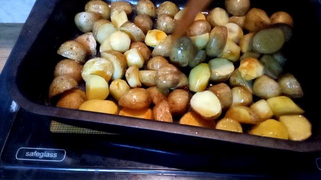 Маленькая мелкая картошка в духовке по деревенски с свиными ребрами в маринаде как приготовить