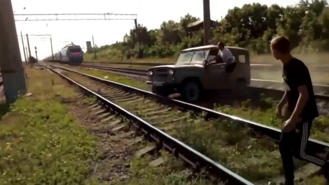 ПОЕЗД СБИВАЕТ УАЗ!!!!! смотреть онлайн