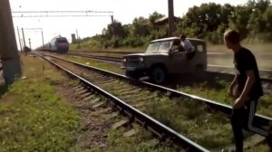 ПОЕЗД СБИВАЕТ УАЗ!!!!!