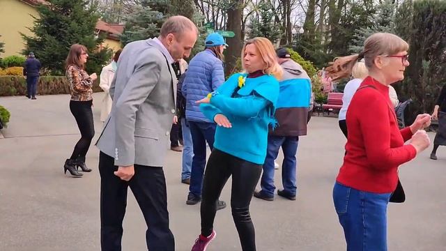 И ПОХОДКОЙ ГОРДОЙ ДАЛЬШЕ ПОПЛЫЛА! ТАНЦЫ В ПАРКЕ ? ХАРЬКОВ АПРЕЛЬ 2023 UKRAINE смотреть онлайн
