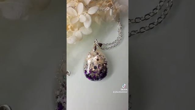 Кулон ручной работы "Новогодняя мишура" из эпоксидной смолы смотреть онлайн