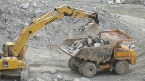 Экскаватор Komatsu PC300 погрузка самосвала БЕЛАЗ