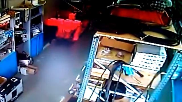 хач упал сквозь крышу смотреть онлайн
