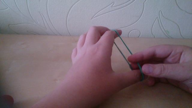 Фокус с резинкой, превращение двух резинок в одну | обучение смотреть онлайн
