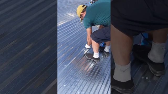 Ремонт крыши профлистом.Пятый этаж.Профнастил. #крыша #ремонткровли #ремонткрыши #лайк #shortsvideo смотреть онлайн