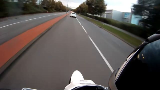 Suzuki DR650 vs Megane RS смотреть онлайн
