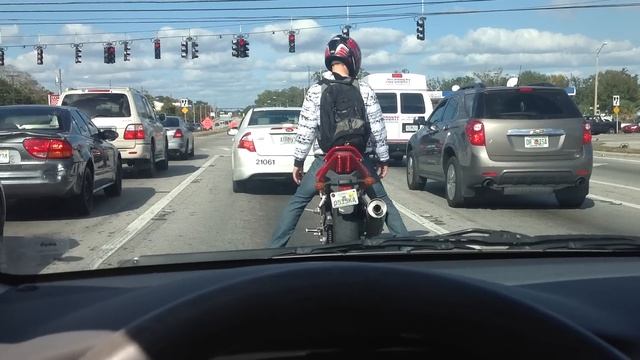 WORLDS BEST Motorcycle Popping Locking and Dropping it, at a Stop light смотреть онлайн