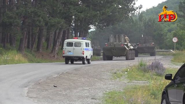 Бронетранспортеры ОМОН совершили марш из пункта постоянной дислокации. смотреть онлайн