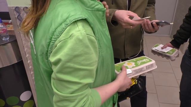 Наглые продавцы Пятерочки продают просрочку REPOST