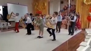 танец мальчиков с саксофонами