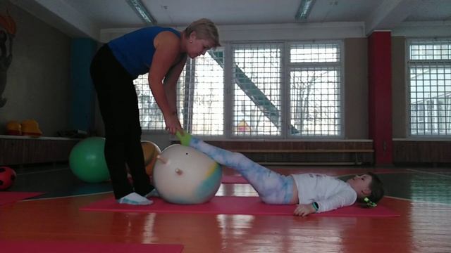 Упражнение на укрепление мышц спины, ягодиц и задней поверхности ног с помощью фитбола смотреть онлайн