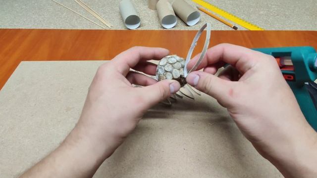 DIY КАК СДЕЛАТЬ ЦВЕТОК ИЗ ВТУЛОК ОТ ТУАЛЕТНОЙ БУМАГИ | DIY Toilet Paper Flowers смотреть онлайн