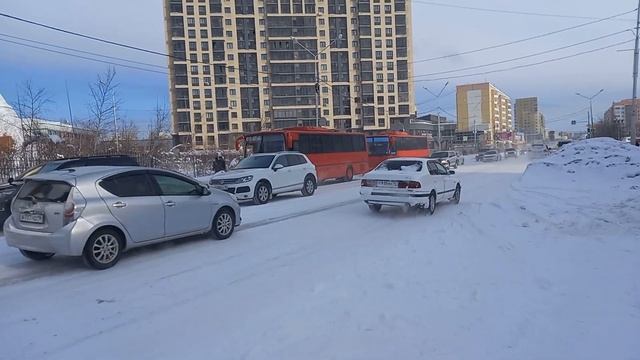 Автобусы КАвЗ-4238-82 едут друг за другом в автопарк МУП "ЯПАК" // Якутск (15.03.2023) смотреть онлайн
