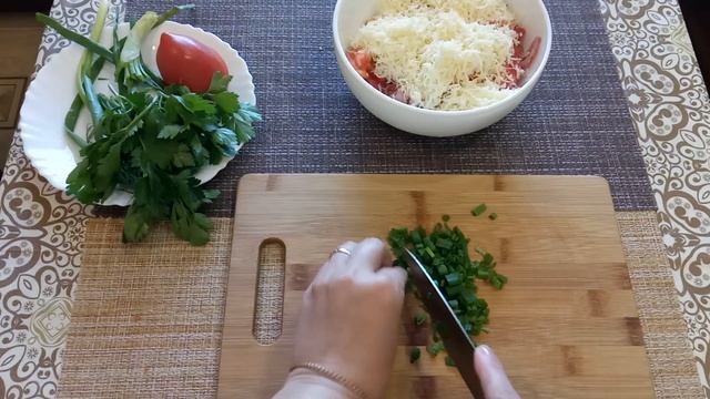 РОСКОШНЫЕ ПИРОЖКИ С КОЛБАСОЙ, СЫРОМ И ПОМИДОРАМИ/ДОМАШНИЕ ПИРОЖКИ смотреть онлайн