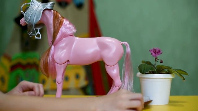 Шарнирная лошадка для Барби и других кукол смотреть онлайн