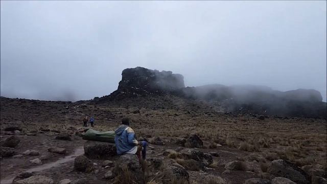 ВОСХОЖДЕНИЕ НА КИЛИМАНДЖАРО/ТАНЗАНИЯ/АФРИКА . Третий день трека. Лаватавер! смотреть онлайн