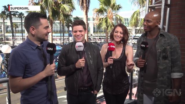 Supergirl Cast Talks Superman and Teases Season 2 - Comic Con 2016 смотреть онлайн