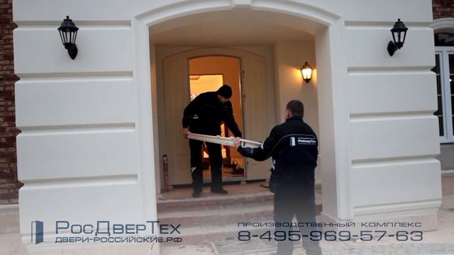 Монтаж арочной парадной двери в дом под широкий дверной проём, дверь со стеклом и ковкой смотреть онлайн