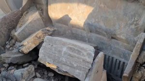 Строительство, разбиваем щебень