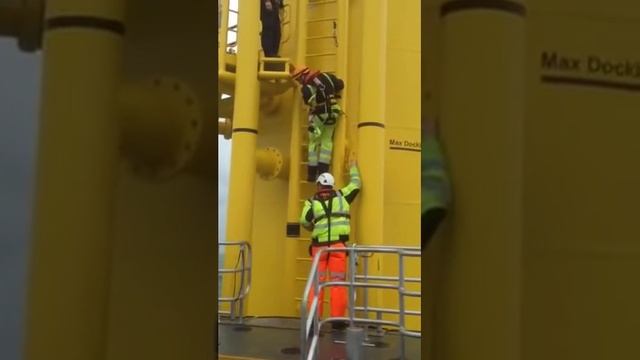 Gwynt y Mor offshore windfarm. Bad weather transfer смотреть онлайн