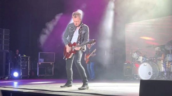 Simon McBride Plays intro of « Lazy « - Deep Purple HD Live Paris 2022