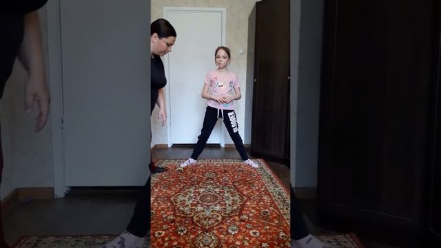 Урок по хореографии. Растяжка на полу смотреть онлайн