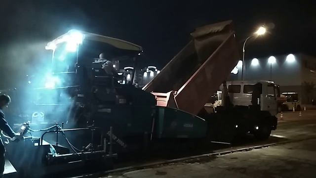 Укладка первого слоя асфальта на Слободской смотреть онлайн