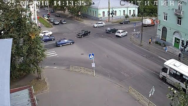 Грузовик врезался в иномарку в Петрозаводске смотреть онлайн
