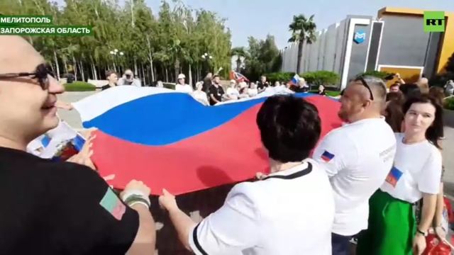 Триколор над всей страной как Россия отметила День государственного флага (видео от RT) смотреть онлайн