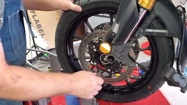V-Strom Front Wheel Removal & Installation смотреть онлайн