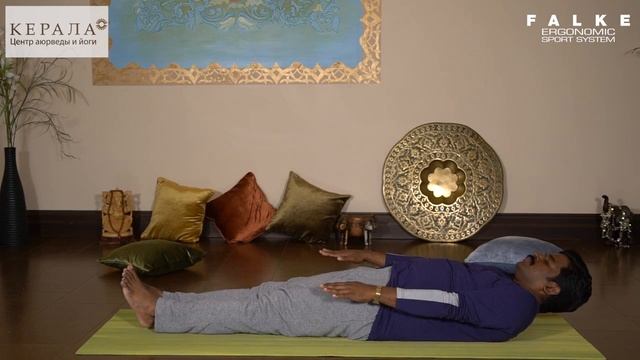Пятое занятие по йоге с Гангеяном, центром аюрведы и йоги Керала и брендом FALKE! смотреть онлайн