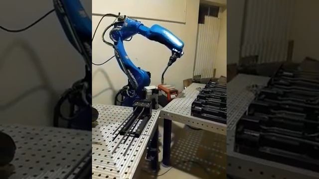 Сварка закладных деталей промышленным роботом CRP смотреть онлайн