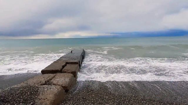 Черное море волнуется.Курортный городок.Адлер.23 декабря. смотреть онлайн
