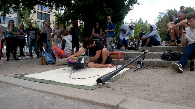 ЭЛЕКТРОННАЯ ТЕХНО МУЗЫКА НА УЛИЦЕ ► Уличный Музыкант Устроил Фантастическое Шоу смотреть онлайн