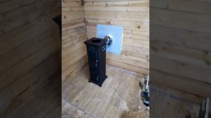 Установка печи камина ТМФ Статика Тетра мини и дымохода в доме из бруса своими руками.