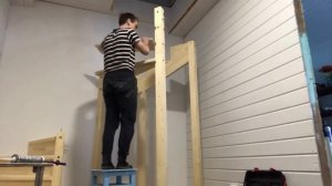 Лестница на 180 с забежными ступенями и подступенками.
