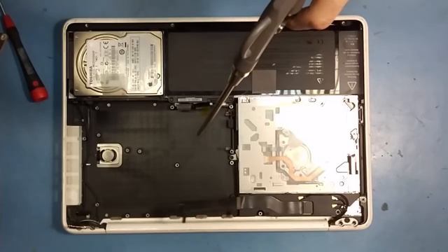 Чистка MacBook A1342 от пыли и замена термопасты смотреть онлайн