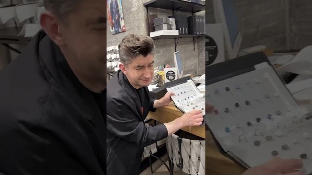 А можно с перламутровыми пуговицами? Remark 1991 https://clck.ru/34WmGX смотреть онлайн