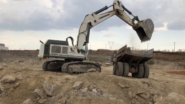 Liebherr 984 Excavator Loading Caterpillar 775E And Terex Dumpers - Kivos Ate