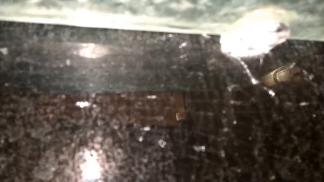 Что будет если слишком сильно затянуть стекло в душе. смотреть онлайн