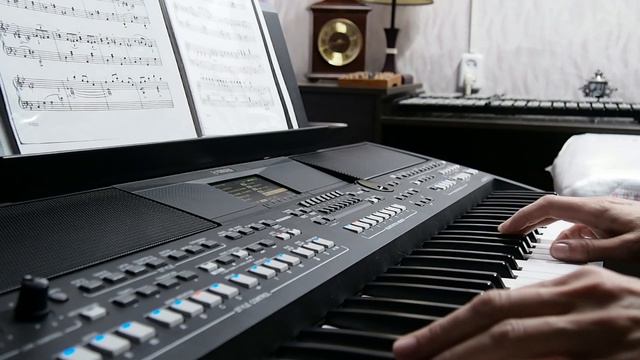Yamaha PSR SX-600. Р.Паулс, Пасмурно. смотреть онлайн