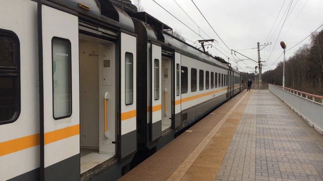 Электропоезд ЭП2Д-0014 на платформе Ожигово. смотреть онлайн