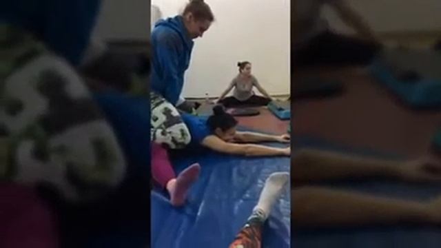 Продолжаю добровольное самоистязание шпагатом смотреть онлайн