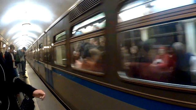 Электропоезд 81-740/741 Русич станция Электрозаводская (Московское метро) 21.10.2019 смотреть онлайн